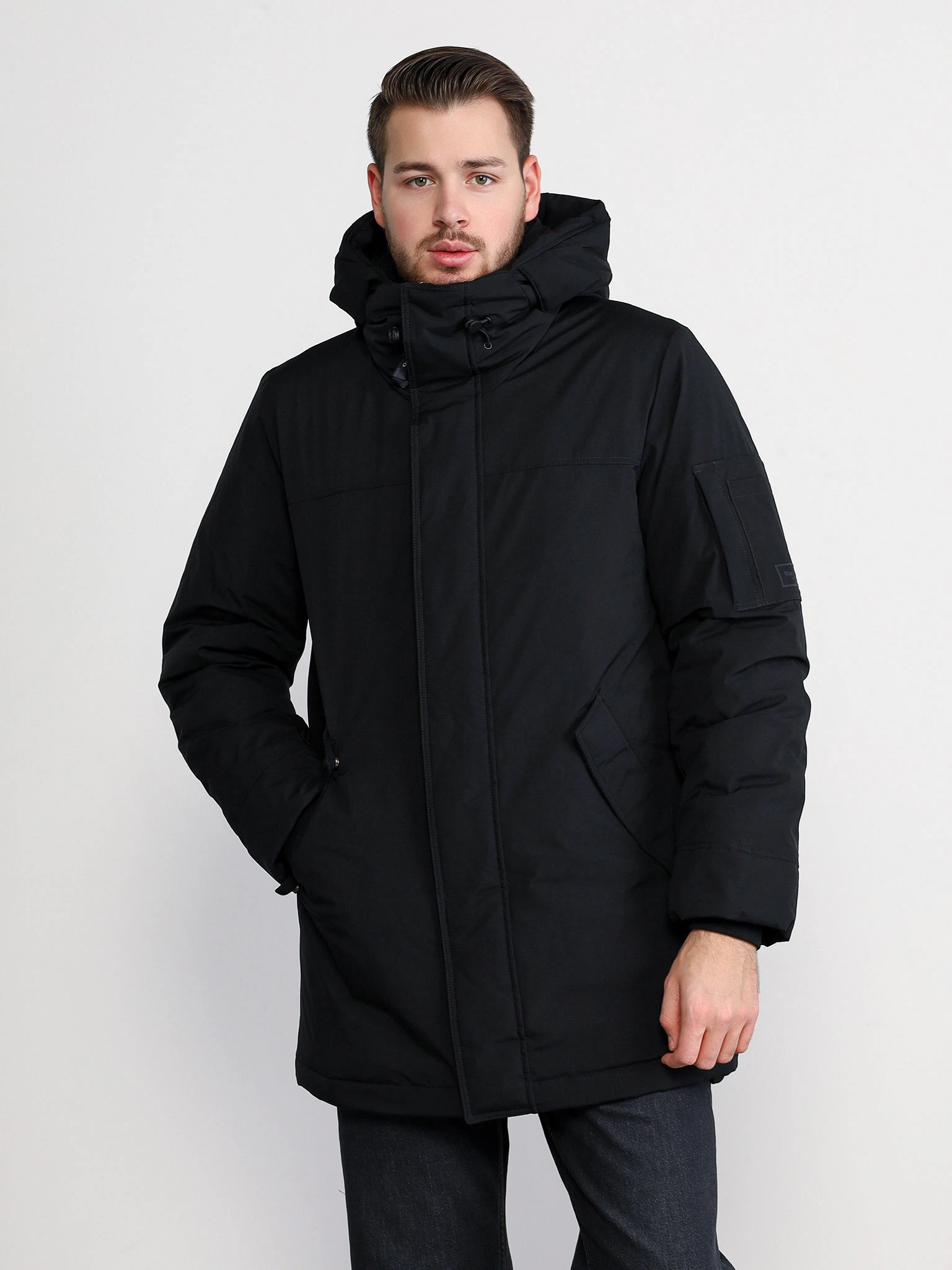 Куртка черного цвета с капюшоном